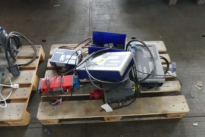 Konvolut TriCOM Batterieladegeräte